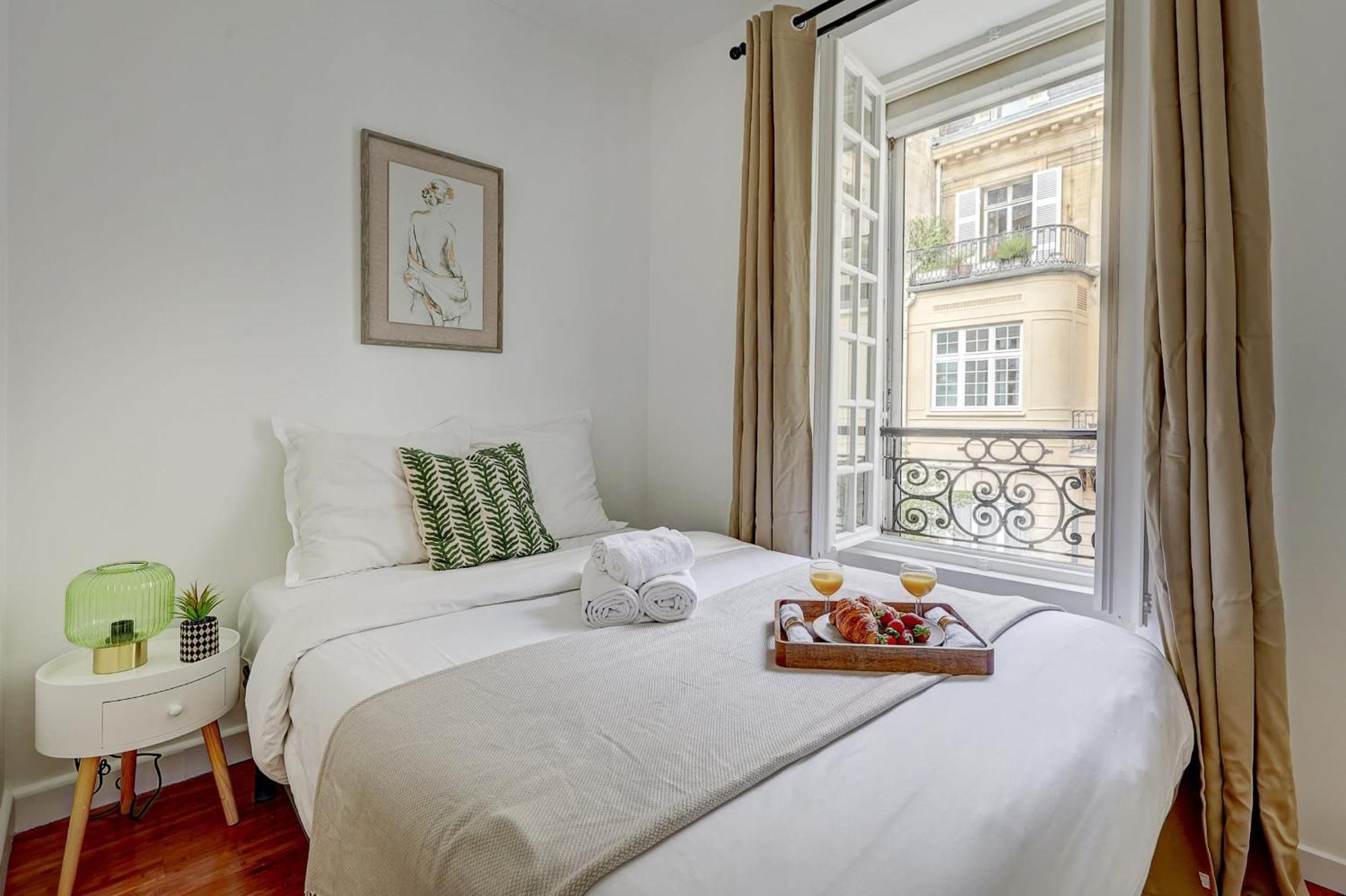 Champs-elysees - 2br With Balcony - Cityapartmentstay Parijs