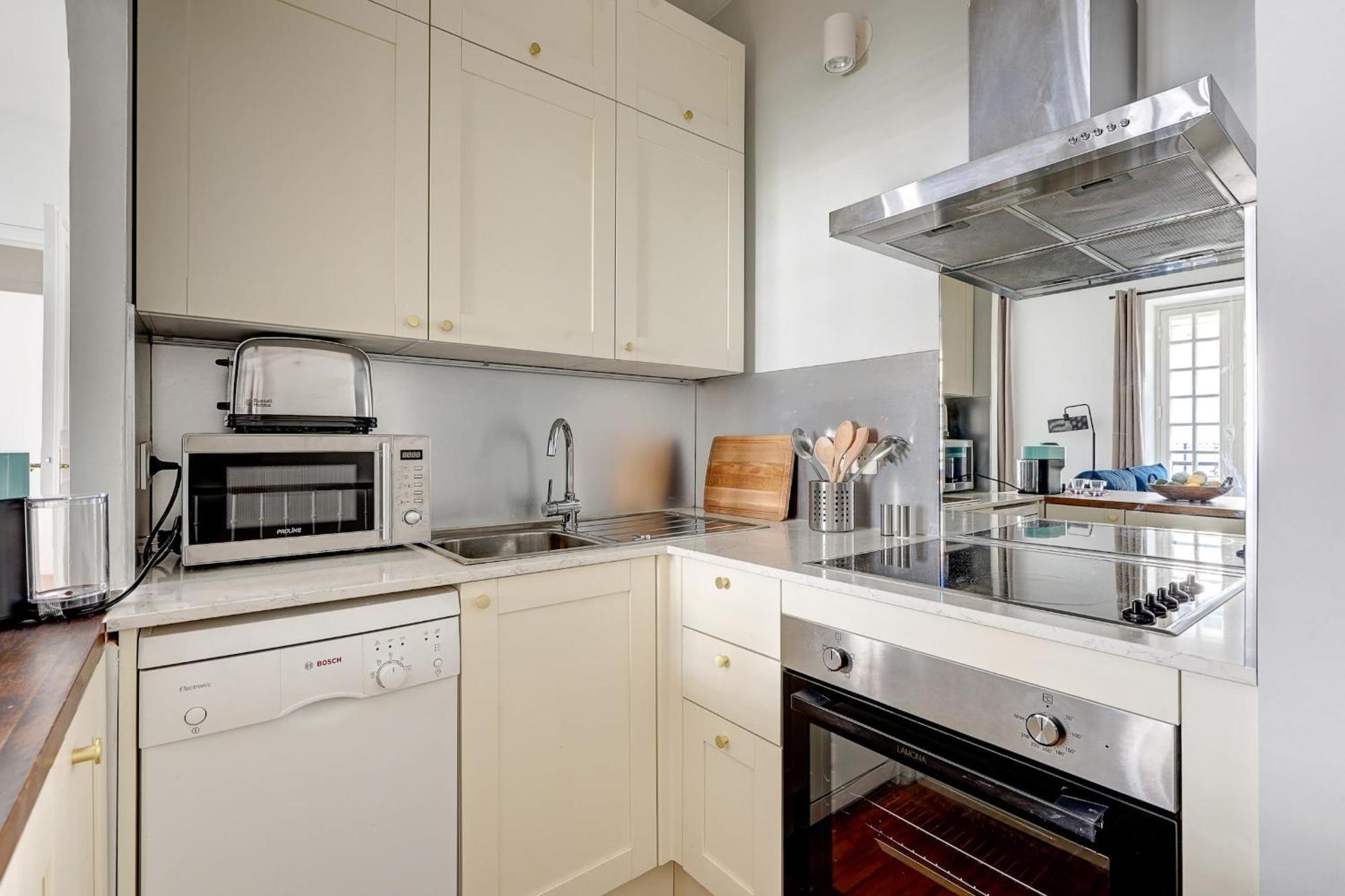 Champs-elysees - 2br With Balcony - Cityapartmentstay * Parijs